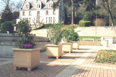 Deux jardinières carrées avec assise