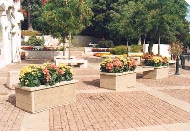 Deux jardinières rectangulaires avec assise